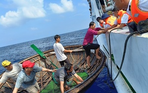 Giây phút cứu, đưa 83 ngư dân cùng 2 thi thể để bàn giao cho tỉnh Quảng Nam