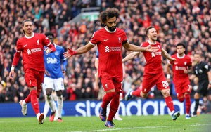 Salah tiếp tục thăng hoa, Liverpool hạ 10 người của Everton, leo lên ngôi đầu