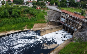 Cận cảnh dòng nước ô nhiễm của sông Nhuệ đang chảy ngược ra sông Hồng