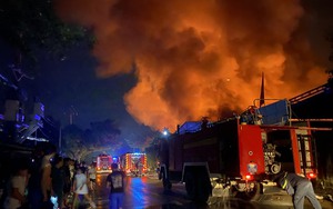 Xưởng gỗ khoảng 1.000 m2 ở TP.HCM bốc cháy dữ dội giữa đêm, nhiều tài sản bị thiêu rụi