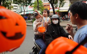 Đồ trang trí Halloween: Tiểu thương than ế có ngày bán chưa tới 50.000 đồng