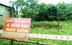 Bất ngờ xuất hiện hố sụt trong vườn của một nông dân Quảng Bình, cả làng tò mò, địa phương cảnh báo