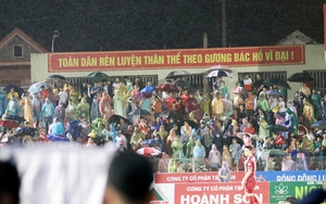 Hàng ngàn CĐV “đội mưa” cổ vũ derby xứ Nghệ