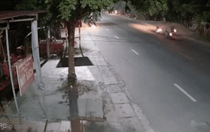 Clip NÓNG 24h: Va chạm giao thông, thanh niên điều khiển xe máy lao thẳng vào gốc cây tại Thái Bình
