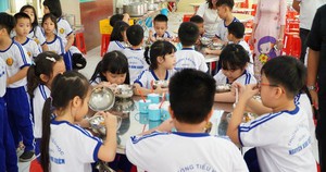 Bữa ăn học đường: Phụ huynh nên cùng trường giám sát
