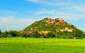 Giữa vùng đất bằng phẳng ở Ninh Thuận, bất ngờ nổi lên một ngọn núi với vô số tảng đá đủ hình thù