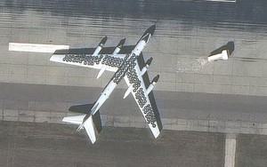 Nga vẽ hình oanh tạc cơ Tu-95MS lên đường băng để dẫn dụ UAV tự sát