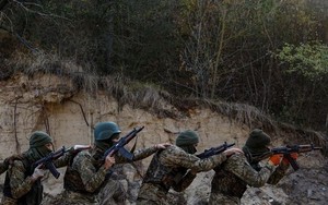 Ảnh thế giới 7 ngày qua: Lực lượng vũ trang Ukraine tập trận và cảnh truy lùng nghi phạm vụ xả súng ở Mỹ