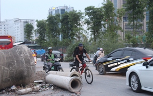 Người dân Thủ đô “vượt chướng ngại vật” trên con đường trung tâm quận Cầu Giấy