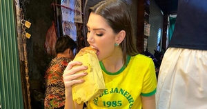 "Hoa hậu đẹp nhất thế giới" ăn bánh tráng nướng bình dân trên vỉa hè TP.HCM