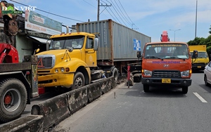 TP.HCM: Xe container tông đổ hàng loạt dải phân cách, lao sang làn xe máy khiến một phụ nữ tử vong