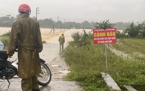 Mưa xối xả, nhiều nơi ngập nặng, hàng nghìn học sinh ở Hà Tĩnh phải nghỉ học