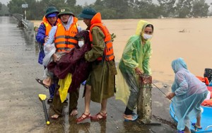 Hà Tĩnh: Nước cô lập, Chủ tịch xã và Công an giúp người dân vượt “ốc đảo” đi chữa bệnh