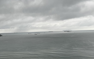 Bình Định mưa lớn 'trắng trời', tạm dừng tàu ra vào xã đảo Nhơn Châu
