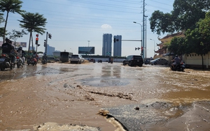 Nước tràn lênh láng trên mặt đường vừa thi công đường ống ở quận Hà Đông