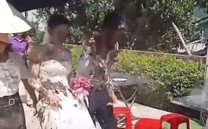 Clip NÓNG 24h: Xôn xao clip cô dâu, chú rể ở Hà Tĩnh bị tạt chất bẩn trong lễ thành hôn