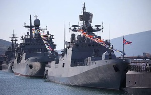 Ảnh vệ tinh phát hiện sốc ở Crimea: Hàng loạt tàu Nga đang lũ lượt tháo chạy khỏi cảng Sevastopol