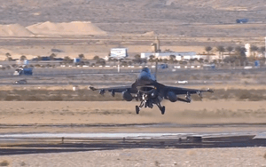 Tiêm kích F-16 của hải quân Mỹ gặp nạn, phi công cố cứu máy bay thay vì nhảy dù