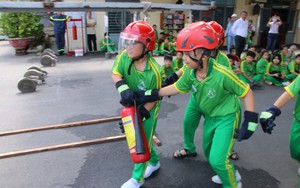 Đà Nẵng: Người lớn, trẻ em thích thú trải nghiệm đu dây, đi xe thang thoát hiểm