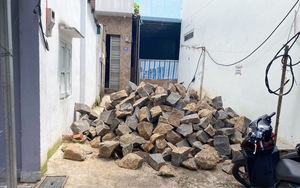 Đắk Lắk: Hàng xóm đổ đá trên lối đi chung, 2 hộ dân không thể dắt xe ra khỏi nhà 