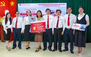 Agribank Đắk Lắk trao giải cho khách hàng trúng thưởng trong chương trình "Đăng ký Agribank E-Mobile Banking – Vi vu Châu Á"