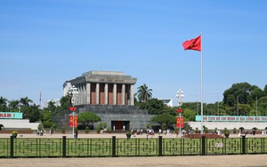Phố phường Hà Nội rực màu cờ đỏ chào mừng ngày Giải phóng Thủ đô