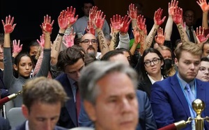 Người biểu tình mang bàn tay sơn đỏ ồ ạt xông vào Quốc hội Mỹ hô vang 'Ngừng bắn ngay! Bảo vệ trẻ em Gaza!'