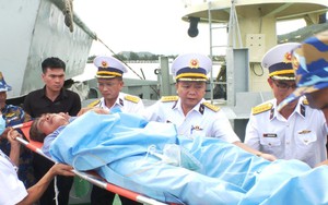 Bàn giao ngư dân Quảng Ngãi bị bệnh trên biển cho gia đình