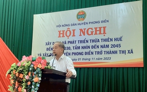Phó Bí thư Thường trực Tỉnh ủy Thừa Thiên Huế nói chuyện với hàng trăm cán bộ, hội viên nông dân 