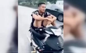 Công an tạm giữ phương tiện, triệu tập đối tượng đầu trần, lái xe máy bằng chân trên quốc lộ ở Hà Tĩnh