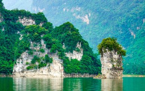 Hồ nước ngọt nhân tạo lớn nhất Tuyên Quang hiện ra đẹp như phim, có thác đổ, rừng nguyên sinh