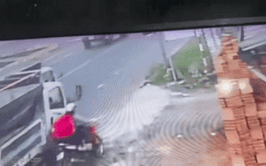 Clip NÓNG 24h: Khoảnh khắc tài xế xe tải vượt ẩu, tông ngã hai người đi xe máy rồi bỏ chạy