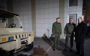 TT Putin bất ngờ đến trụ sở Quân khu phía Nam, họp kín đột ngột với tướng lĩnh cấp cao