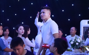Quang Hải xuất hiện cùng bạn gái Chu Thanh Huyền trong đám cưới Đoàn Văn Hậu