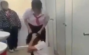 7 nữ sinh đánh nhau bị phạt đọc sách 2 tuần: 