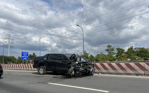 Ô tô bán tải biển số TP.HCM tông sập trụ đèn đường và nhiều cây xanh