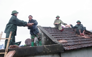 Hà Tĩnh: Lốc xoáy lớn làm tốc mái nhà dân, hàng chục chiến sỹ giúp dân khắc phục