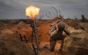 Ảnh thế giới 7 ngày qua: Binh sĩ Ukraine luyện tập&quot;nã đạn&quot;, lính Israel đứng giữa đống đổ nát ở Gaza