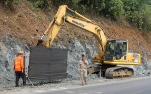 Cấm đường để nổ mìn xử lý nguy cơ mất an toàn giao thông đoạn Dốc Cun trên Quốc lộ 6