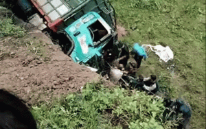 Clip NÓNG 24h: Người dân giải cứu tài xế xe tải bị lao xuống vực ở Quảng Nam