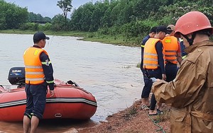 Tìm kiếm người đàn ông mất tích khi đi đánh cá trong mưa lũ ở Quảng Trị