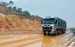 Sạt lở, bùn đất tràn lấp mặt đường tại tuyến La Sơn - Túy Loan