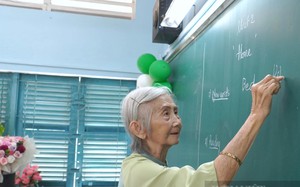 Tiết dạy đặc biệt của các thầy cô giáo tóc bạc, lưng còng ở trung tâm dưỡng lão