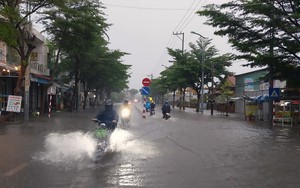 Xứ nắng Ninh Thuận bất ngờ mưa lớn khiến nhiều tuyến đường ở TP.Phan Rang-Tháp Chàm bị ngập, xe chết máy 