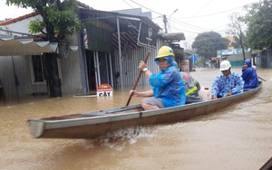 Thuyền chở 8 người bị lật giữa nước lũ chảy xiết, 2 người chết và mất tích