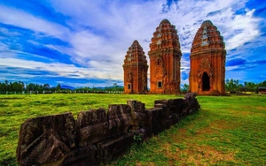 Rải rác ở vùng quê Bình Định là 14 tháp Champa cổ, 4 tòa thành cổ, có nơi dân ra đồng đào được đồ cổ