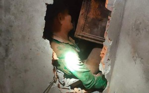 Thừa Thiên Huế: Nghẹt thở đục tường giải cứu 2 vợ chồng bị sạt lở vùi lấp khi đang ở trong nhà 