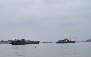 Ba Vì (Hà Nội): Công an xác minh 2 tàu cát có dấu hiệu khai thác trái phép trên sông Hồng