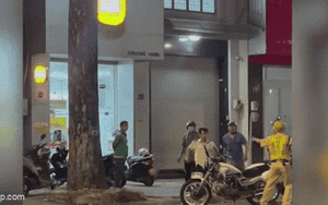 Clip NÓNG 24h: Người đàn ông say xỉn rượt đuổi, đạp đổ mô tô đặc chủng của CSGT
