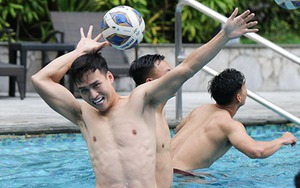 Dàn &quot;nam thần&quot; của ĐT Việt Nam &quot;khoe dáng&quot; ở bể bơi sau trận thắng Philippines